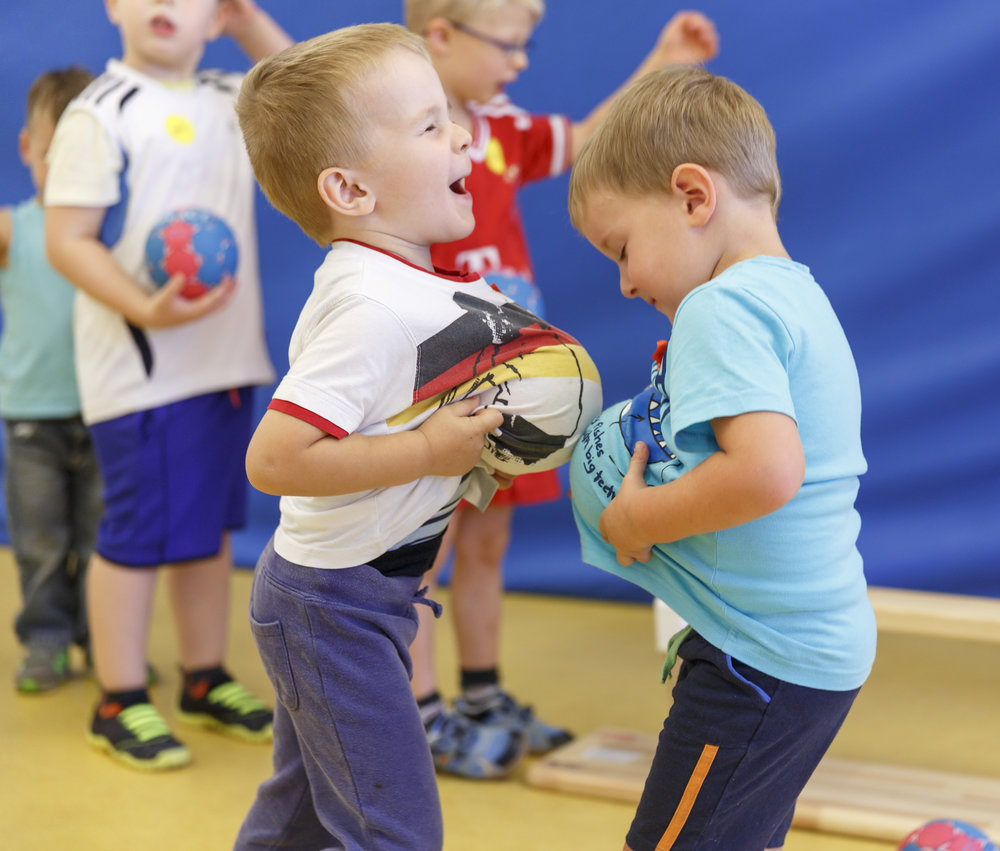Jungen Ballspiel Turnhalle Aktiv