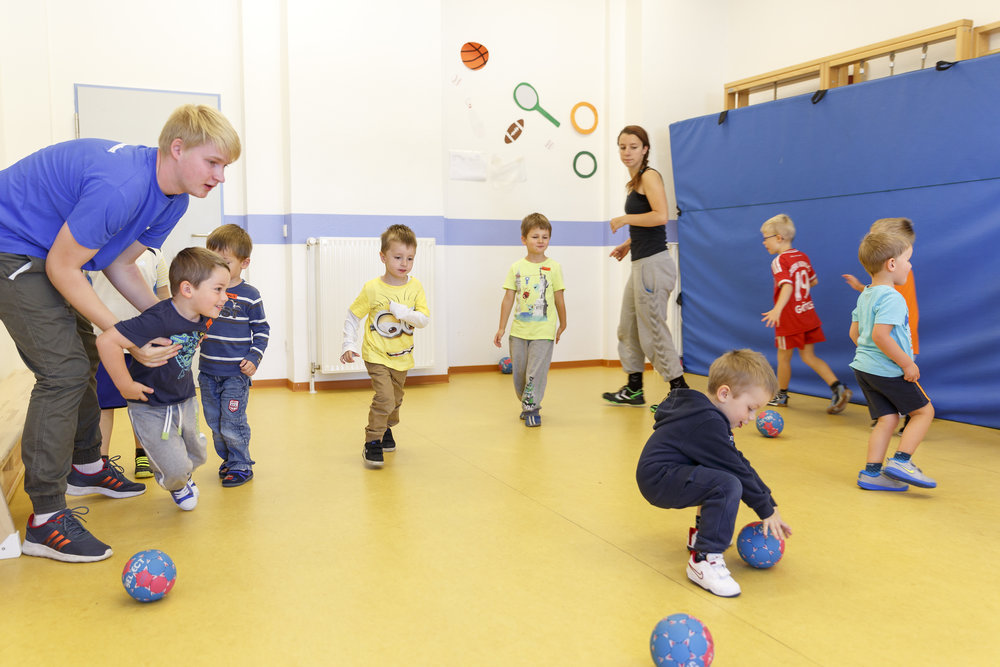 Trainer Kinder Ballspiel Turnhalle Sport