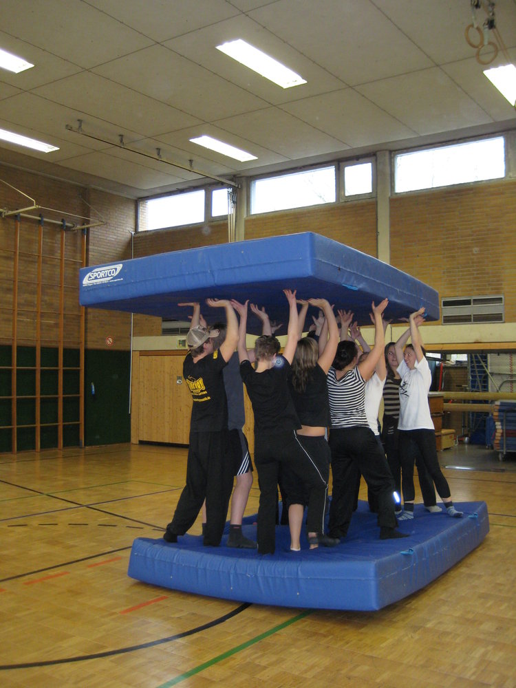 Kinder – balancebalken gleichgewicht sporthalle – meinsportnetz.nrw