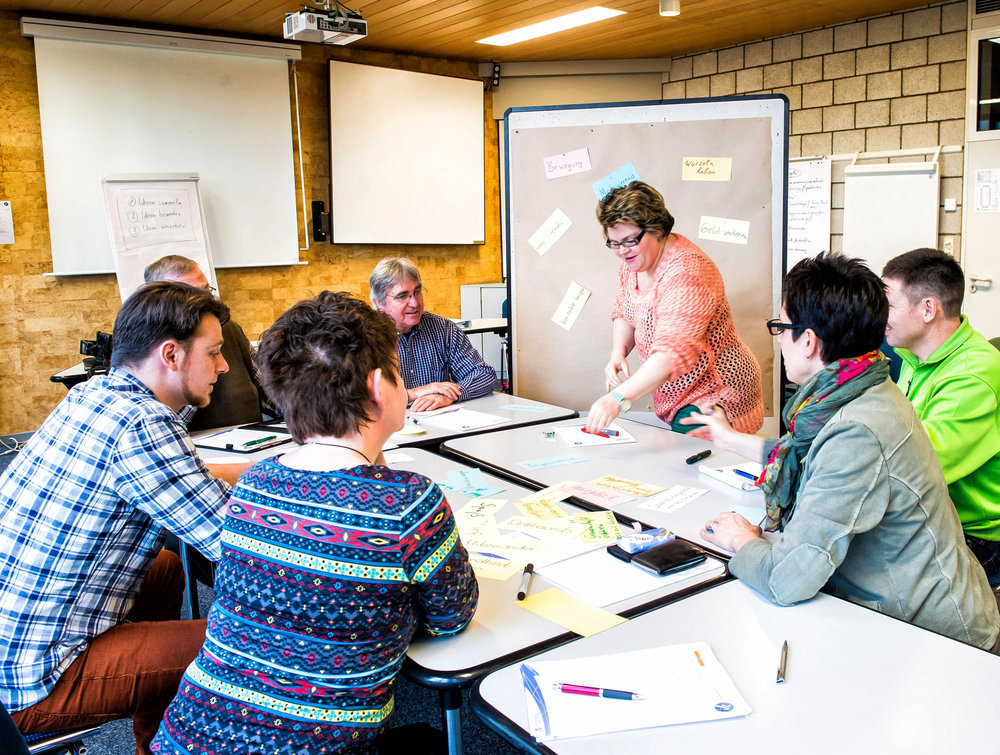 Jugendliche und Trainer*in beim Workshop