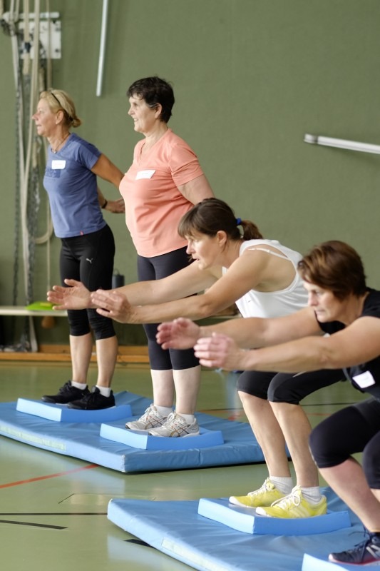 Frauen Gleichgewicht Step Gruppentraining
